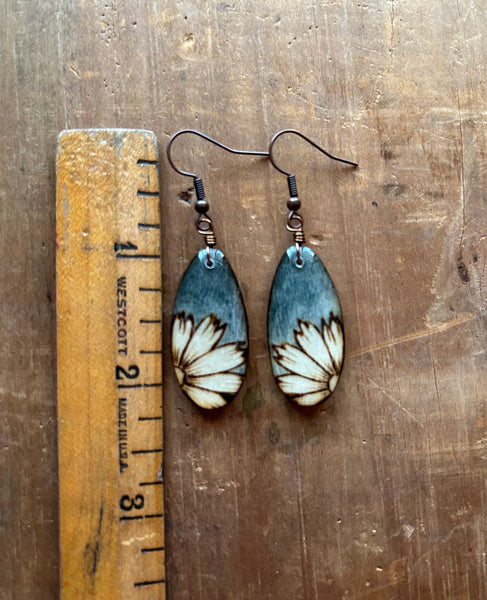 Teardrop Daisies smoke blue